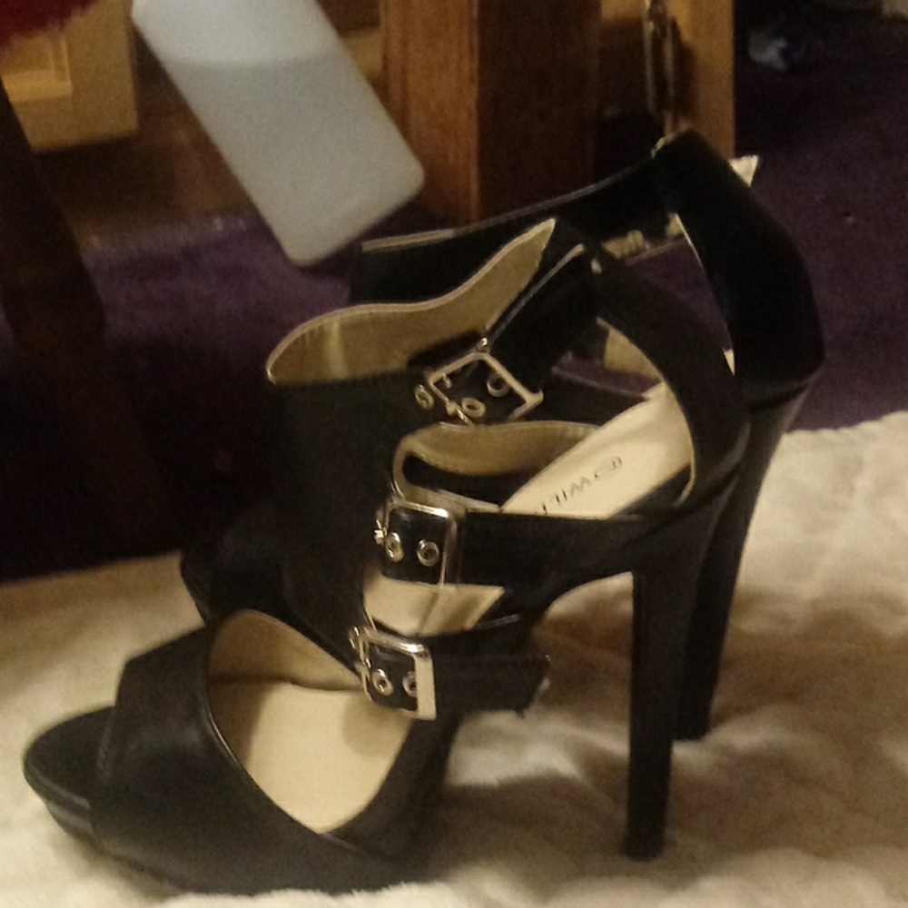 Heeled shoe